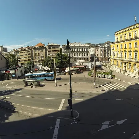 Center Drvenija شقة